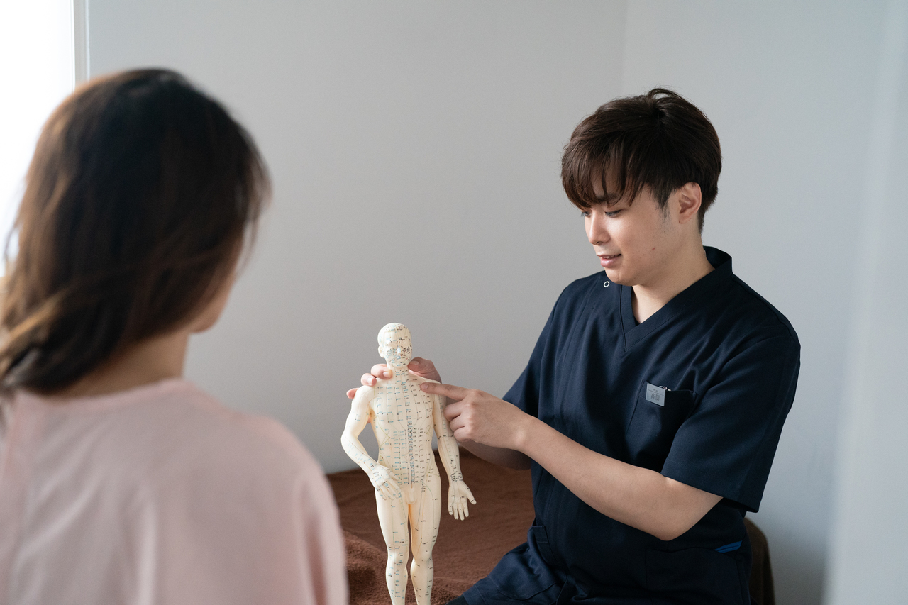 眼精疲労、不眠症、睡眠障害、倦怠感、慢性疲労症候群、頚椎症、五十肩、頭痛、肩こり、腰痛、膝痛、生理痛、坐骨神経痛、寝違え、ぎっくり腰、等の症状がある患者様の健康状態の維持向上を目的に、受ければ受けるほどその人に合っていく究極のオーダーメイド治療である伝統鍼灸治療を施術している画像