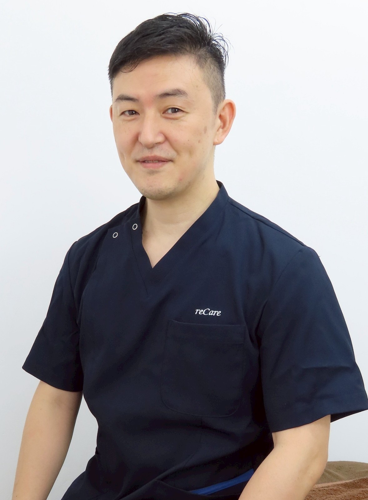 美容、小顔、美肌、肌荒れ、ニキビ、シミ、シワ、たるみ、等の治療が得意な、鍼灸学学士号を持ち、reCare道玄坂鍼灸院の顔の一人である関本早江子先生の写真