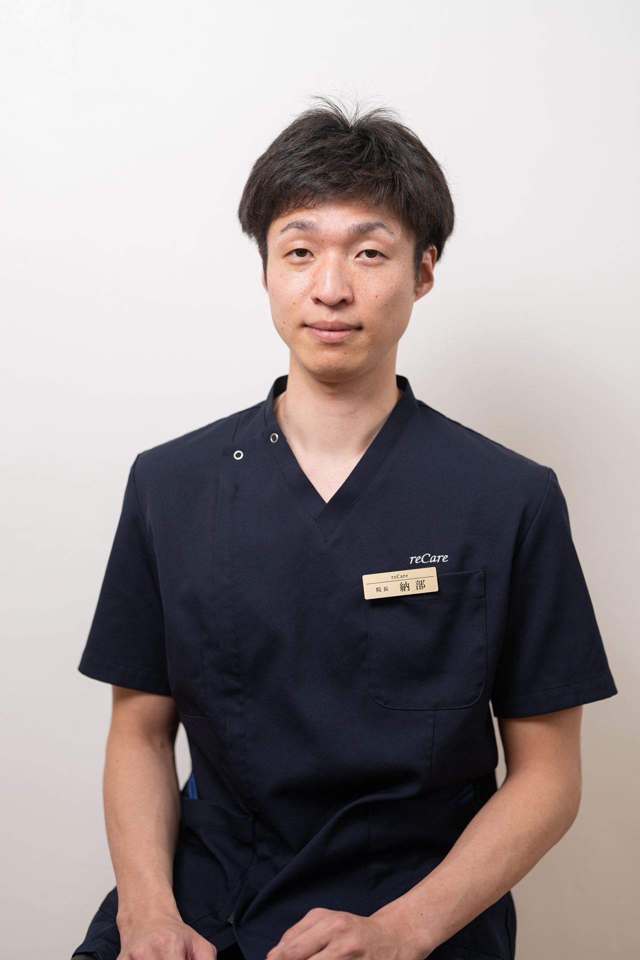 頚椎症、五十肩、頭痛、肩こり、腰痛、膝痛、不眠、倦怠感、生理痛、坐骨神経痛、寝違え、ぎっくり腰、脳卒中後遺症、スポーツ障害、等の治療が得意な、鍼灸学博士号を持ち、専門学校の非常勤講師も兼任しているreCare道玄坂鍼灸院の院長である納部瑠夏先生の写真