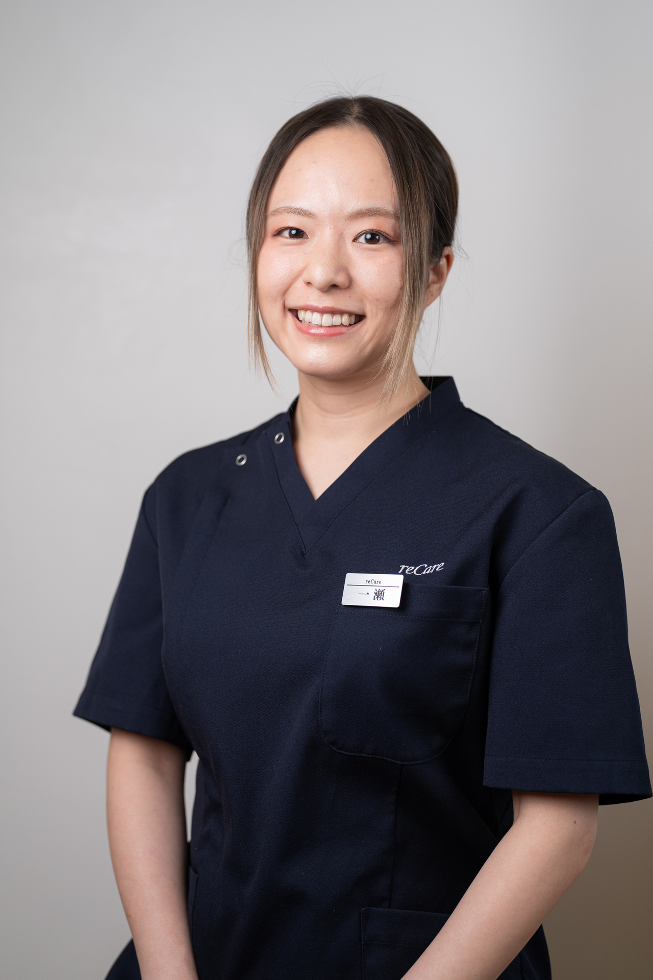 頚椎症、五十肩、頭痛、肩こり、腰痛、膝痛、不眠、倦怠感、生理痛、坐骨神経痛、寝違え、ぎっくり腰、等の治療が得意な、鍼灸学学士号を持ち、reCare道玄坂鍼灸院の顔の一人である高関祥吾先生の写真