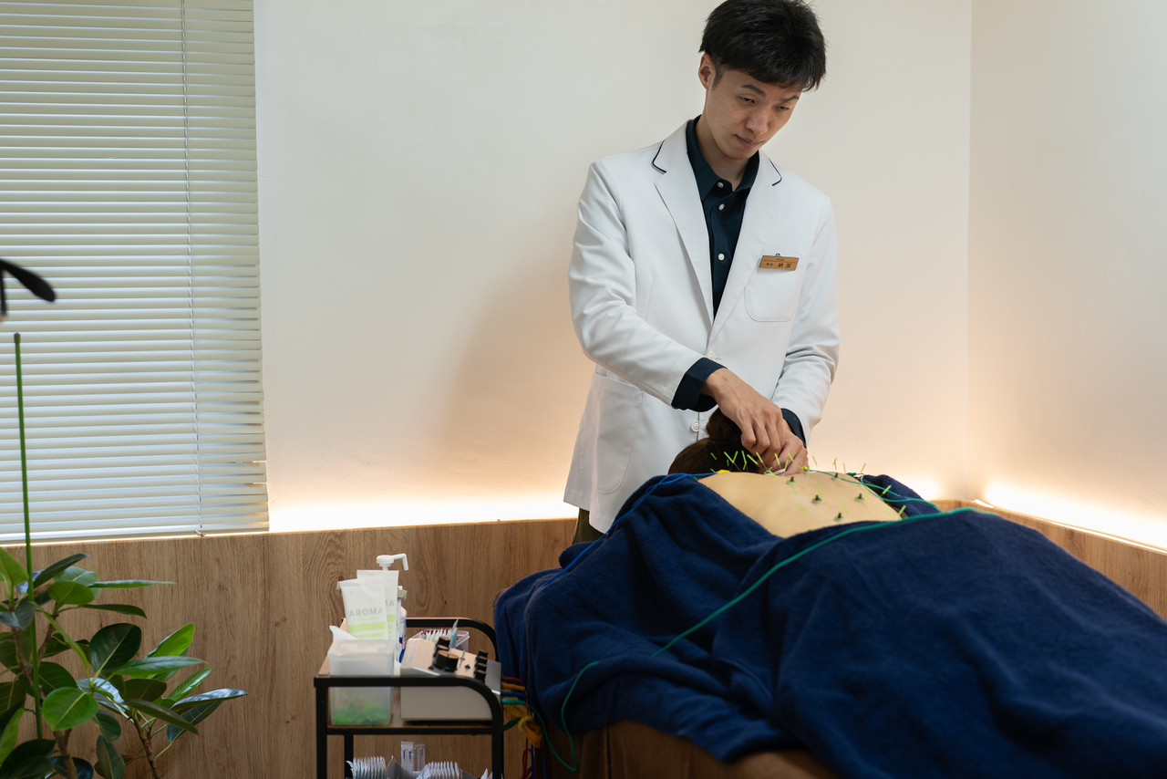 眼精疲労、不眠症、睡眠障害、倦怠感、慢性疲労症候群、頚椎症、五十肩、頭痛、肩こり、腰痛、膝痛、生理痛、坐骨神経痛、寝違え、ぎっくり腰、等の症状がある患者様が受ければ受けるほどその人に合っていく究極のオーダーメイド治療である伝統鍼灸治療コースのイメージ