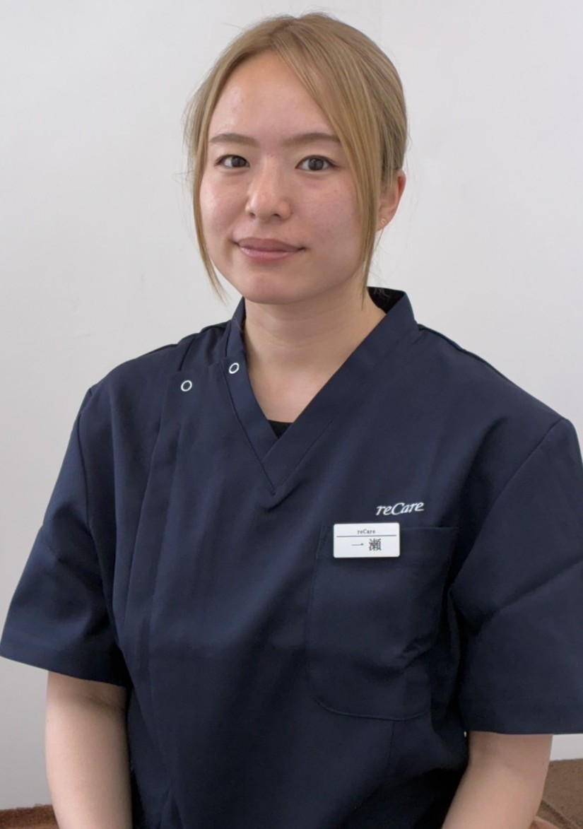 頚椎症、五十肩、頭痛、肩こり、腰痛、膝痛、不眠、倦怠感、生理痛、坐骨神経痛、寝違え、ぎっくり腰、等の治療が得意な、鍼灸学学士号を持ち、reCare道玄坂鍼灸院の顔の一人である高関祥吾先生の写真