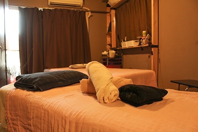 頚椎症、五十肩、頭痛、肩こり、腰痛、膝痛、不眠、倦怠感、生理痛、坐骨神経痛、寝違え、ぎっくり腰、脳卒中後遺症、スポーツ障害、美容、小顔、美肌、肌荒れ、ニキビ、シミ、シワ、たるみ、等のお悩みを抱える患者様が渋谷駅近くのreCare道玄坂鍼灸院の施術を完全個室でプライバシーが保たれた空間で安心して受けられることを示す完全個室の治療ブース内の画像