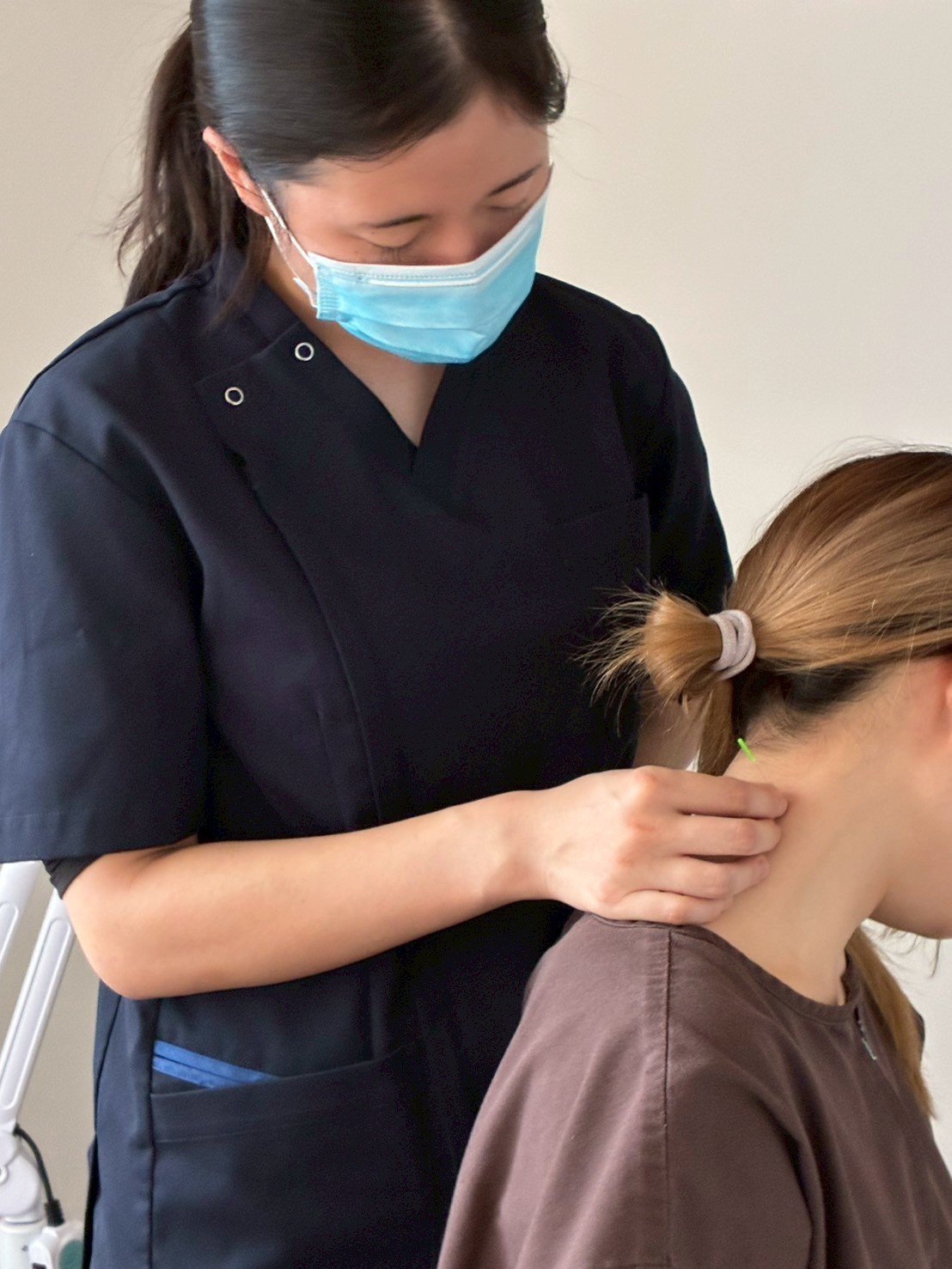 頚椎症、五十肩、頭痛、肩こり、腰痛、膝痛、不眠、倦怠感、生理痛、坐骨神経痛、寝違え、ぎっくり腰、等の原因の部位に直接アプローチするためすぐに効果を実感して頂ける渋谷駅近くにあるreCare道玄坂鍼灸院にて提供しているハリケアのイメージ