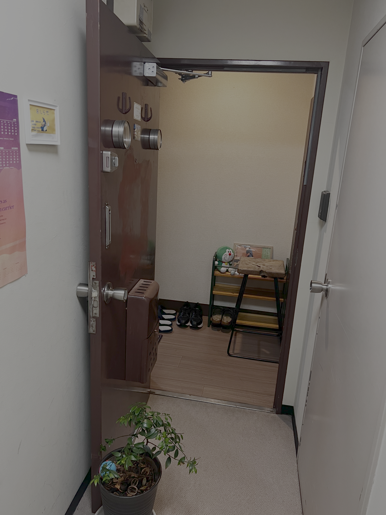 頚椎症、五十肩、頭痛、肩こり、腰痛、膝痛、不眠、倦怠感、生理痛、坐骨神経痛、寝違え、ぎっくり腰、脳卒中後遺症、スポーツ障害、美容、小顔、美肌、肌荒れ、ニキビ、シミ、シワ、たるみ、等のお悩みを抱える患者様が渋谷駅近くのreCare道玄坂鍼灸院の施術を完全個室でプライバシーが保たれた空間で安心して受けられることを示す完全個室の治療ブース内の画像