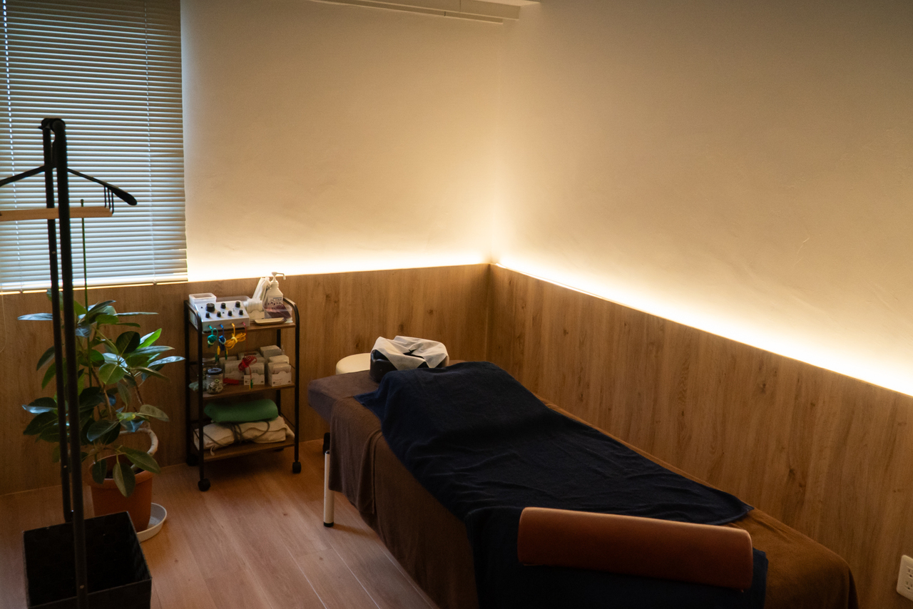 頭痛、肩こり、眼精疲労、不眠症、睡眠障害、倦怠感、慢性疲労症候群等でお悩みの患者様にハリミンをして楽になって喜んでいる男性のイラスト