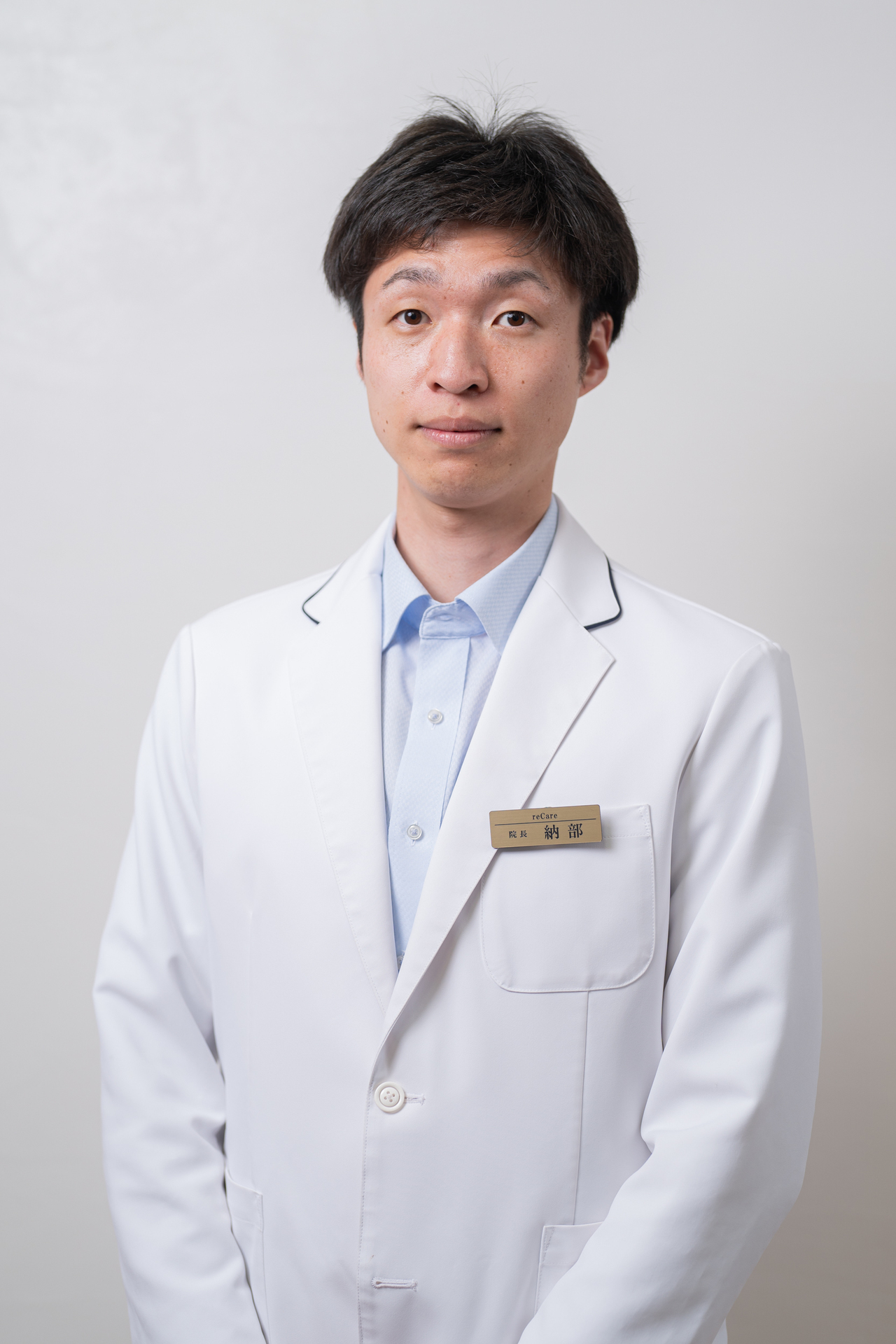 頚椎症、五十肩、頭痛、肩こり、腰痛、膝痛、不眠、倦怠感、生理痛、坐骨神経痛、寝違え、ぎっくり腰、脳卒中後遺症、スポーツ障害、等の治療が得意な、鍼灸学博士号を持ち、専門学校の非常勤講師も兼任しているreCare道玄坂鍼灸院の院長である納部瑠夏先生の写真