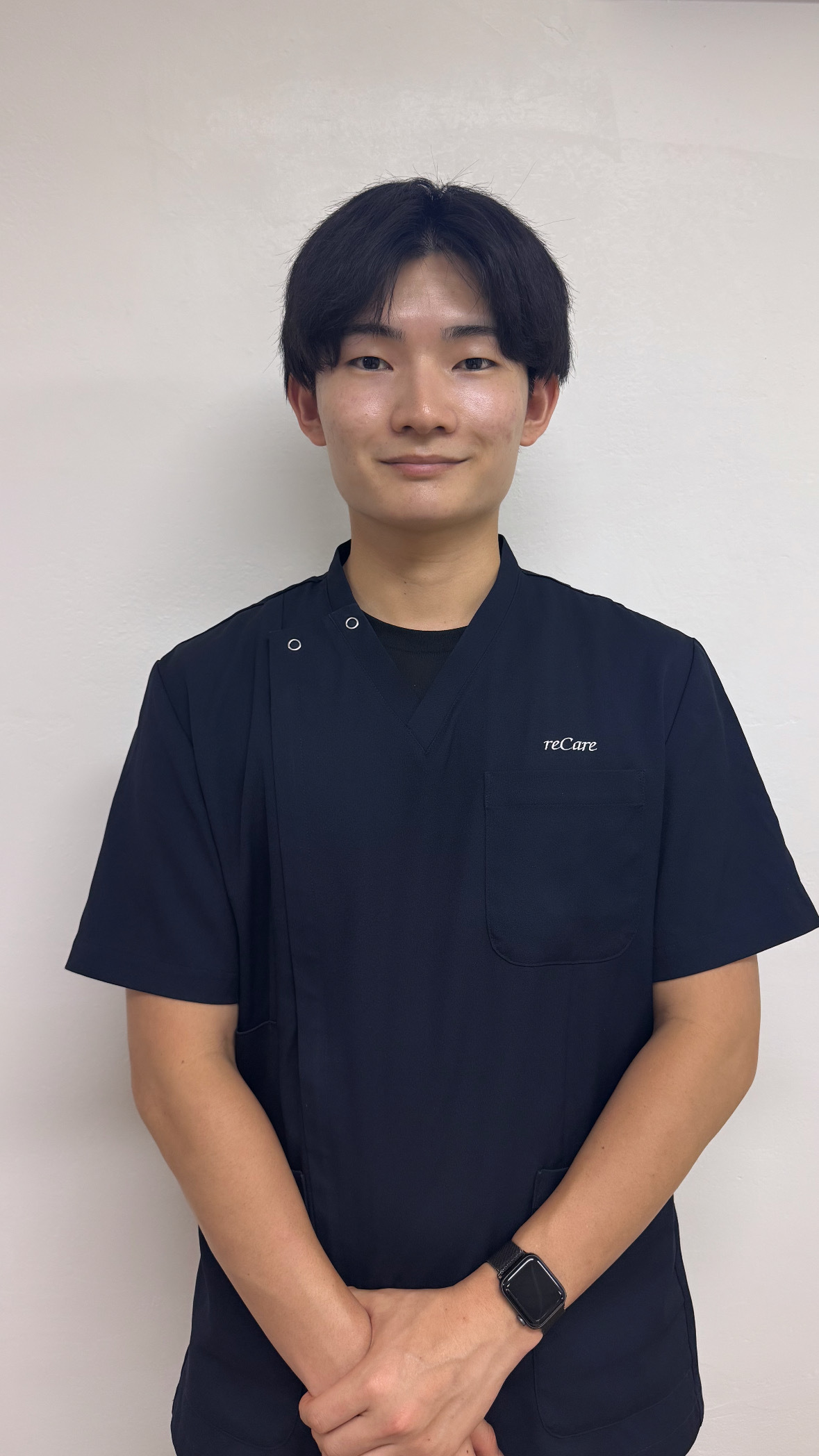 頚椎症、五十肩、頭痛、肩こり、腰痛、膝痛、不眠、倦怠感、生理痛、坐骨神経痛、寝違え、ぎっくり腰、等の治療が得意な、鍼灸学学士号を持ち、reCare道玄坂鍼灸院の顔の一人である高関祥吾先生の写真