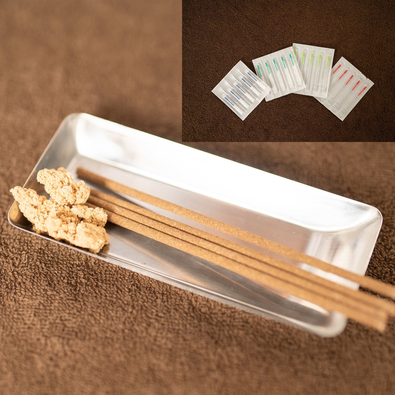 頚椎症、五十肩、頭痛、肩こり、腰痛、膝痛、不眠、倦怠感、生理痛、坐骨神経痛、寝違え、ぎっくり腰、脳卒中後遺症、スポーツ障害、美容、小顔、美肌、肌荒れ、ニキビ、シミ、シワ、たるみ、等のお悩みを抱える患者様が渋谷駅近くのreCare道玄坂鍼灸院で使用する国産最高品質の極細鍼と最高級もぐさのイメージ