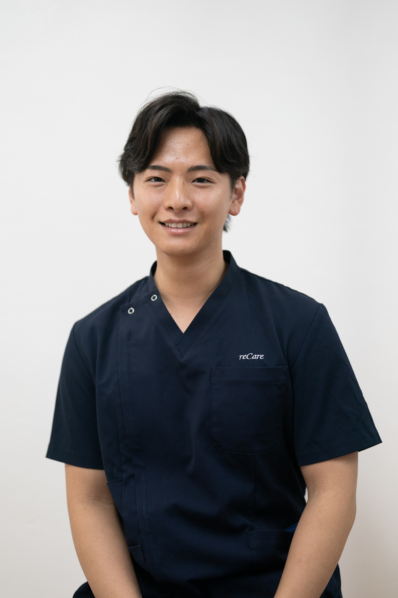 頚椎症、五十肩、頭痛、肩こり、腰痛、膝痛、不眠、倦怠感、生理痛、坐骨神経痛、寝違え、ぎっくり腰、等の治療が得意な、鍼灸学学士号を持ち、reCare道玄坂鍼灸院の顔の一人である高関祥吾先生の写真