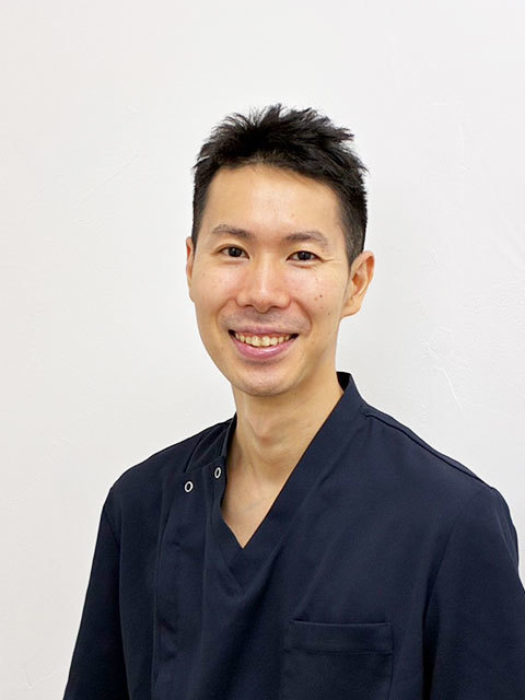 頚椎症、五十肩、頭痛、肩こり、腰痛、膝痛、不眠、倦怠感、生理痛、坐骨神経痛、寝違え、ぎっくり腰、等の治療が得意な、鍼灸学学士号を持ち、reCare道玄坂鍼灸院の顔の一人である高関祥吾先生の写真